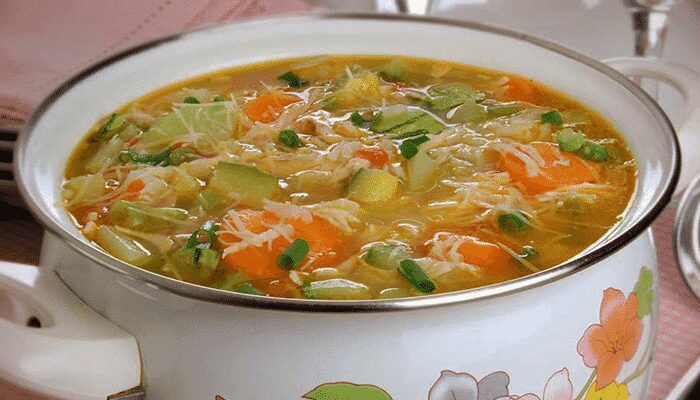 Veja como é fácil fazer essa deliciosa sopa com macarrão integral! Você vai se surpreender! Confira!