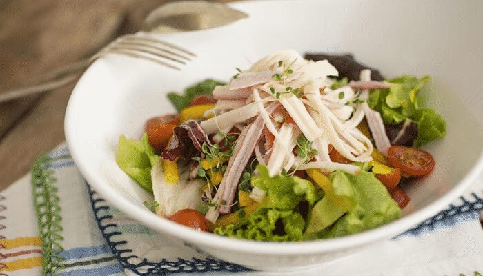 Veja como é fácil fazer essa Salada antioxidante natural! É deliciosa, você vai amar! Confira!