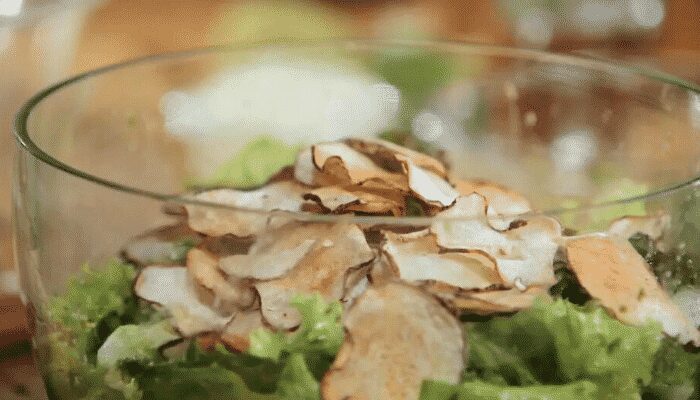 Veja como preparar essa dessa deliciosa salada com abacate e chips de inhame! Surpreenda-se!