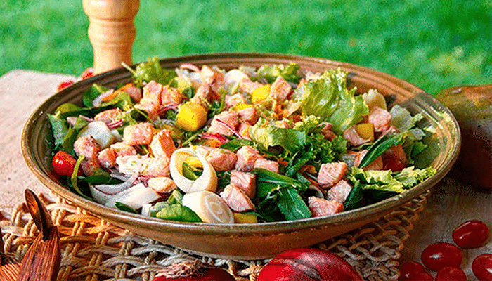 Surpreenda-se com essa deliciosa receita de Salada light de salmão! Você vai amar! Confira!
