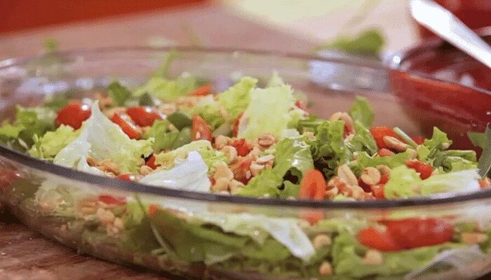 Veja como é fácil fazer essa deliciosa Salada verde com molho de mostarda e farofa! Você vai amar!