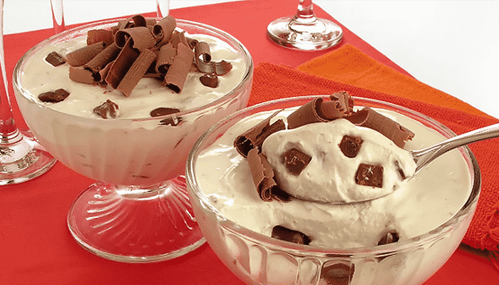 Surpreenda-se com essa deliciosa sobremesa de mousse de leite com gotas de chocolate! Veja como é fácil!, você vai amar!