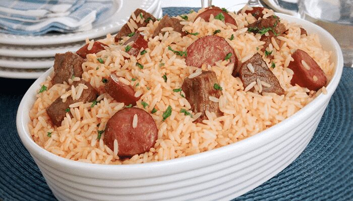 Surpreenda-se com esse saboroso Arroz com carne e linguiça! Simples e fácil de fazer! Você vai amar!