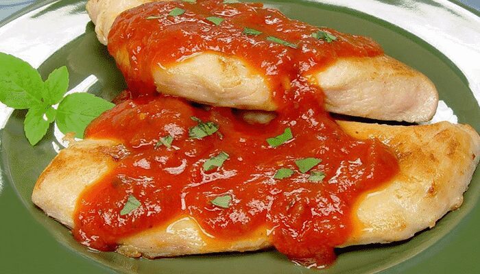 Confira essa receita deliciosa filé de frango light com tomate e manjericão! Você vai amar!
