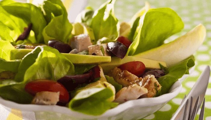 Aprenda a fazer hoje uma deliciosa salada de frango com abacate e azeitona picante! Simples e fácil de fazer! Você vai amar!
