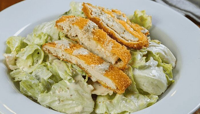 Você vai se apaixonar por essa saborosa salada caesar com frango crocante! Veja como é fácil!