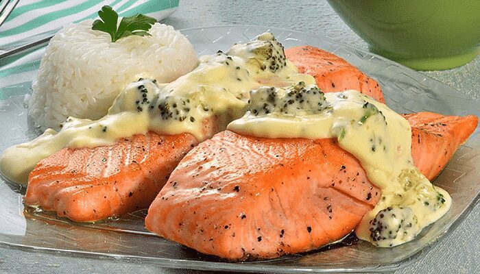 Aprenda a fazer um saboroso salmão ao creme de brócolis! Simples e fácil de fazer! Você vai amar!