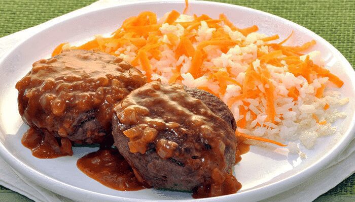 Surpreenda-se com esse saboroso bife de carne moída com molho! Muito fácil de preparar, você vai amar!