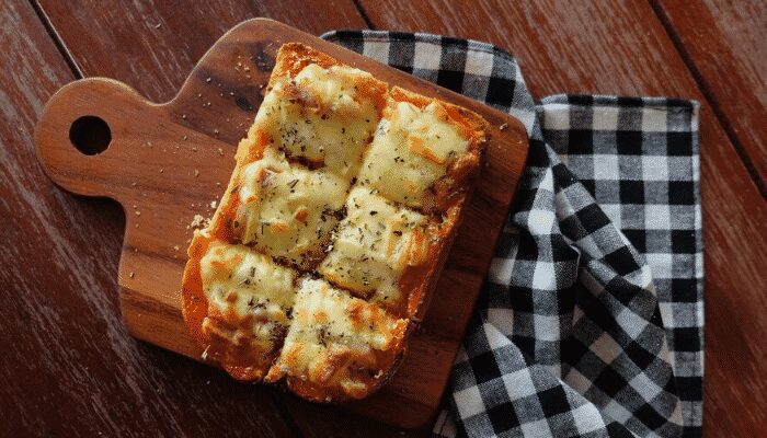 Surpreenda-se com essa deliciosa pizza de tabuleiro com pão de forma! Você vai amar! Confira!