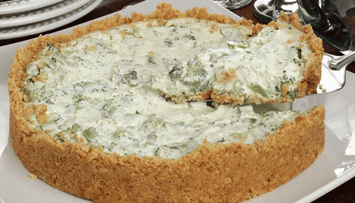 Que tal preparar uma deliciosa torta de brócolis e cream cheese e deixar todos salivando? Venha conferir essa receita!