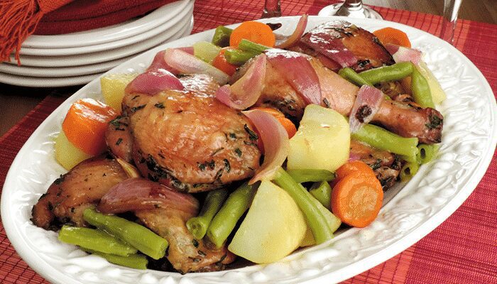 Incrível e surpreendente, confira essa receita de coxa e sobrecoxa de frango com legumes! Você vai amar!