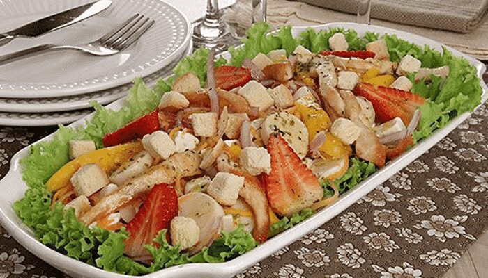 Você vai amar essa receita de salada de frango com molho de orégano! Deliciosa, prática e muito rápida de fazer!
