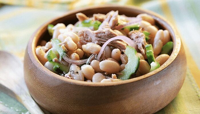 Experimente essa saborosa salada de atum com feijão branco, muito fácil de fazer e cheia de sabor! Você vai amar!