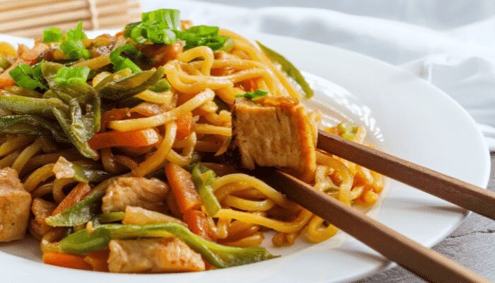 Faça hoje uma deliciosa yakissoba com frango e legumes e chame a família, eles vão amar!