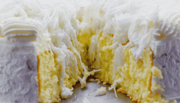 Surpreenda-se com esse incrível bolo com leite de coco cremoso! É muito fácil de fazer! Você vai amar!