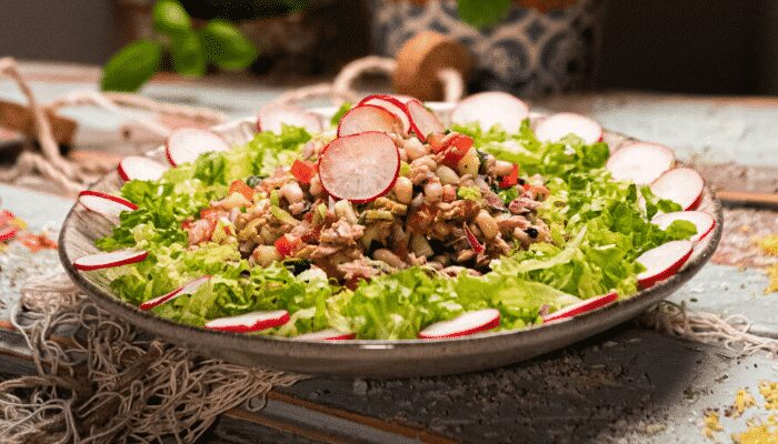 Surpreenda-se com essa incrível salada colorida de atum com legumes! É muito fácil de fazer! Você vai amar!