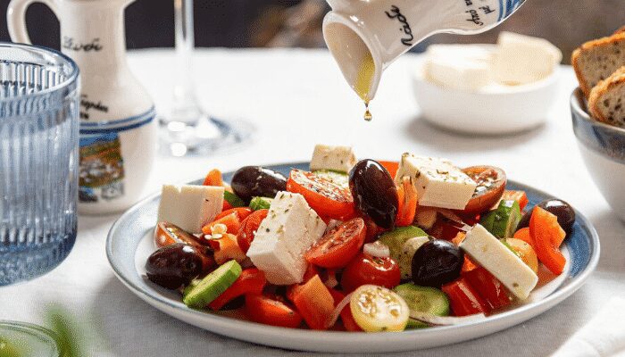 Surpreenda-se com essa incrível salada grega com anchovas! É muito fácil de fazer! Você vai amar!