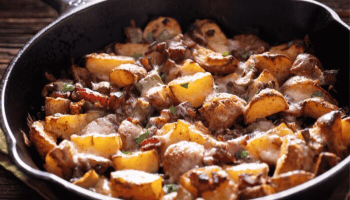 Procurando algo gostoso e fácil de fazer? Prepare essa receita muito saborosa de pernil em cubos com batata no forno! Você vai amar!