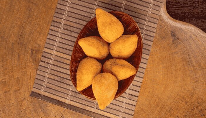 Que tal preparar uma deliciosa coxinha de frango sem massa? É uma opção deliciosa e menos calórica! Você e sua família vão adorar!