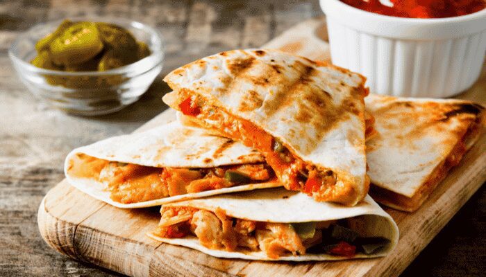 Venha conferir essa receita saborosa de quesadilla de frango mexicana, deliciosa e fácil de fazer! Você vai amar!