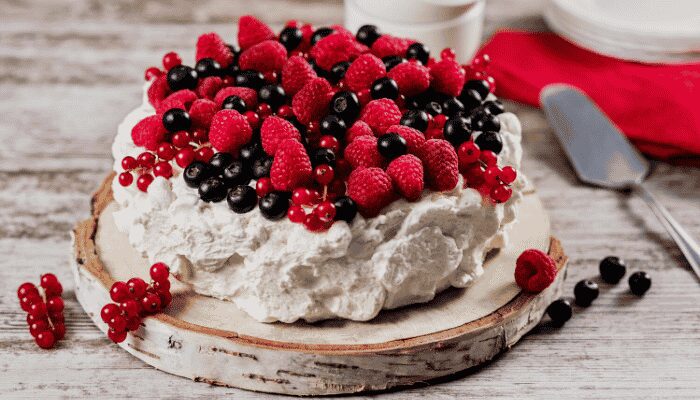 Venha conferir essa deliciosa sobremesa de torta de tofu com frutas vermelhas, você vai se apaixonar!