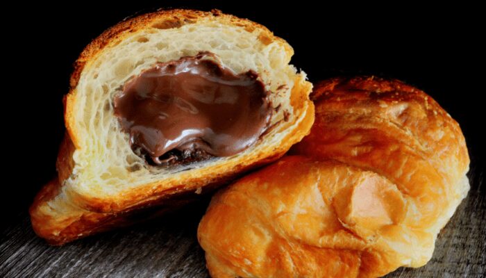 Experimente esse croissant de chocolate na massa folhada! É delicioso e fácil de fazer, você vai adorar!