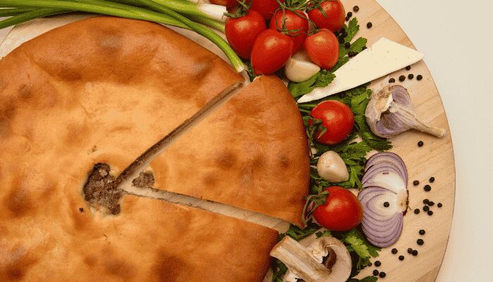 Prepare essa torta de carne com massa folhada, você e sua família vão adorar! Confira o passo a passo!