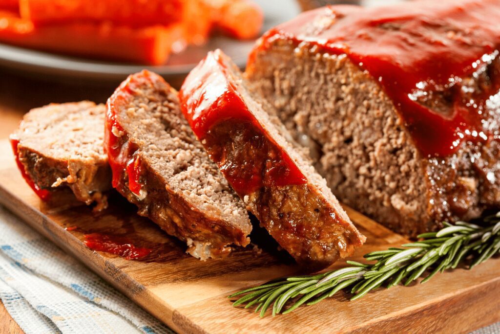 Que tal preparar um delicioso e incrível rocambole de carne moída? Você e sua família vão adorar!