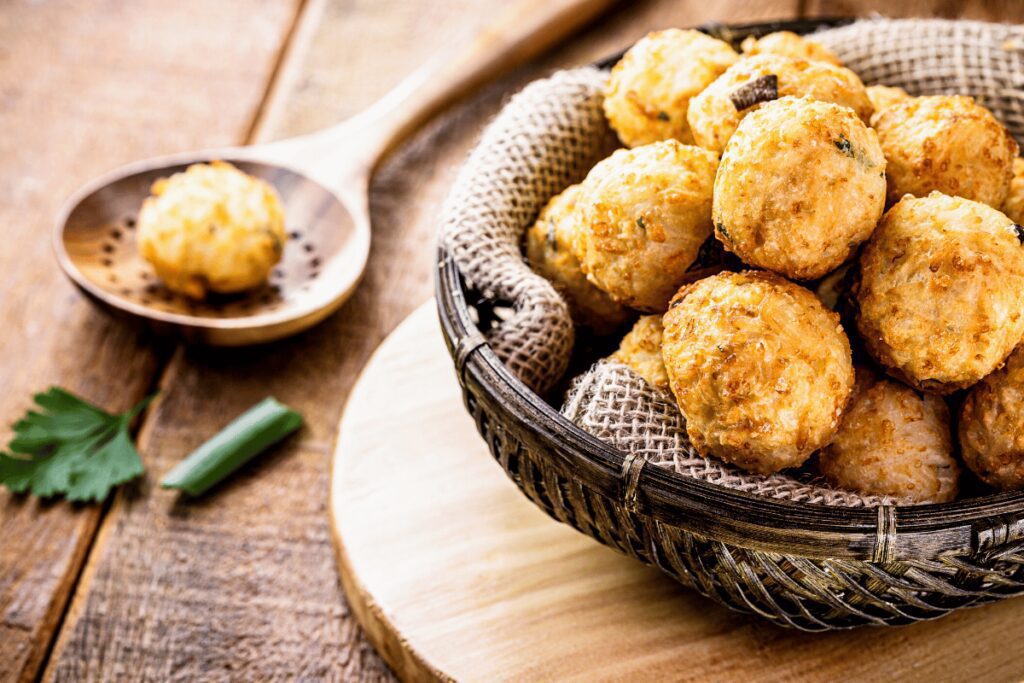 Prepare esse bolinho de arroz e presunto, você e sua família vão adorar! Confira o passo a passo!