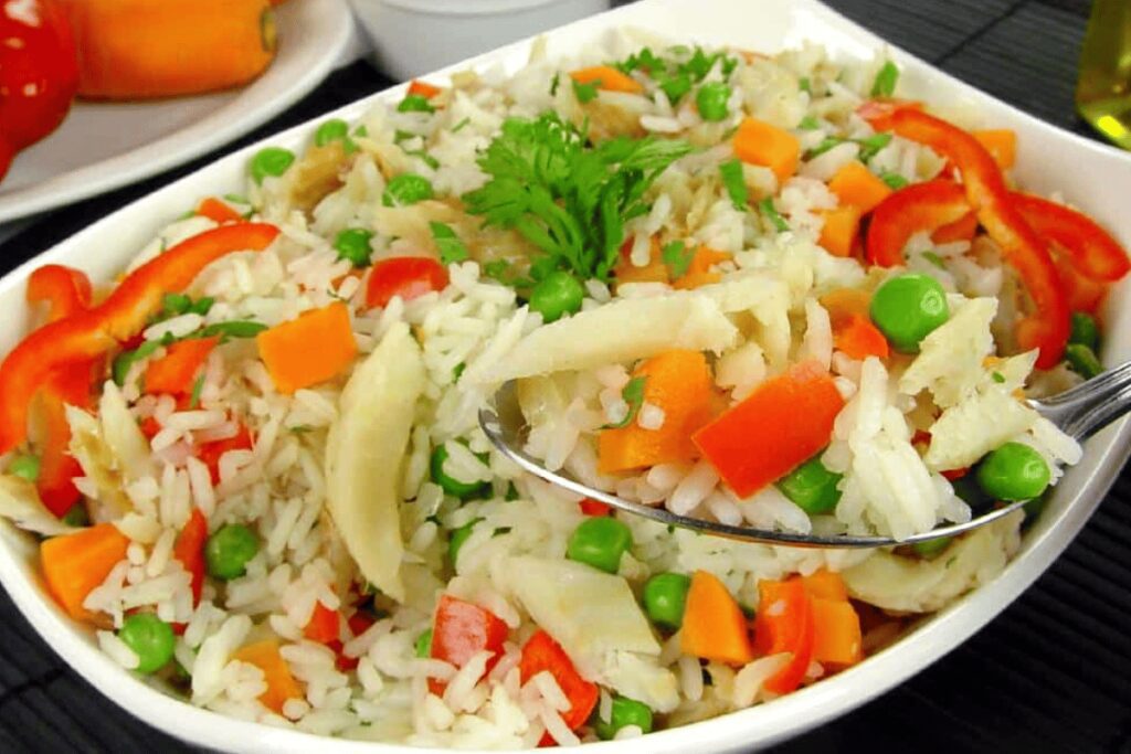 Confira hoje essa receita saborosa de arroz à grega com bacalhau, muito fácil de fazer! Você vai adorar!