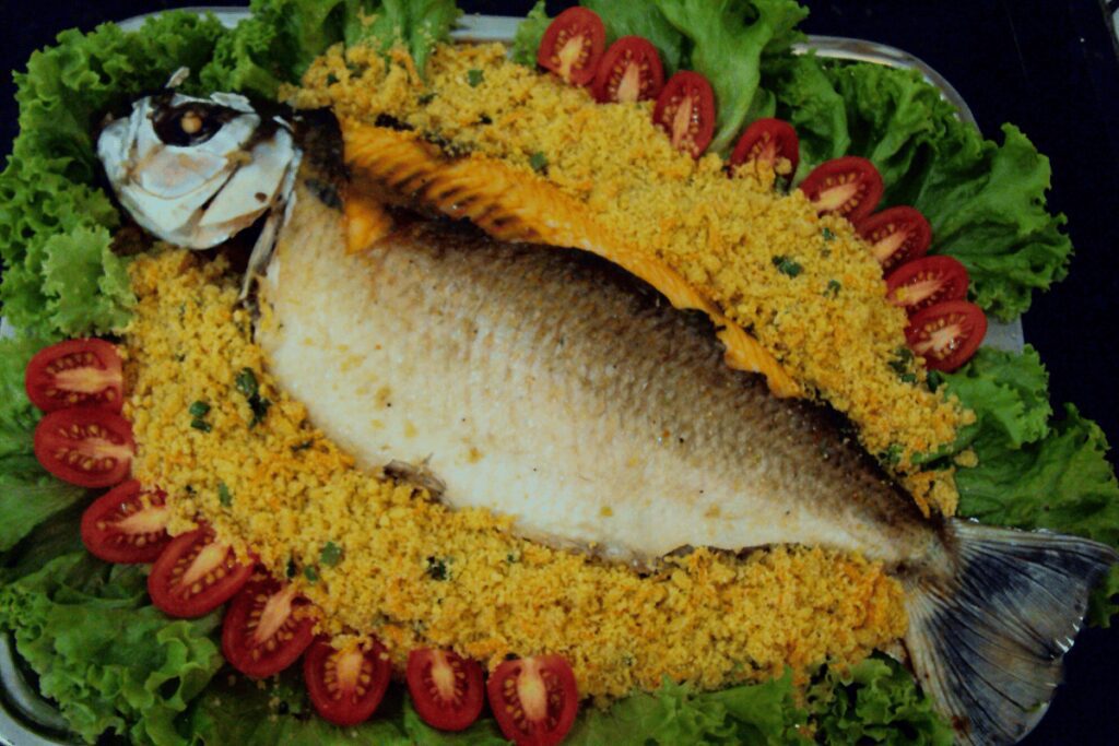A melhor receita de peixe assado com farofa, receita clássica e fácil de fazer! Venha conferir!