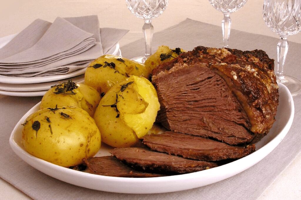 Essa receita de picanha no alho com batatas ao murro aposto que você nunca comeu! Veja o passo a passo!