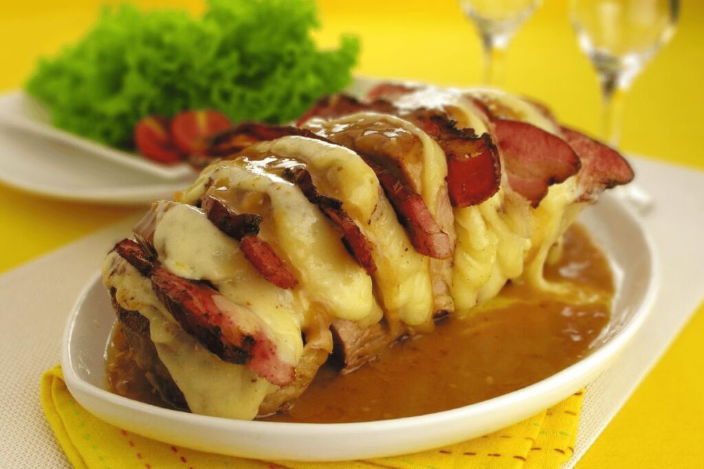Prepare hoje essa deliciosa receita de Lagarto com bacon e queijo! Todos irão se surpreender! Confira!