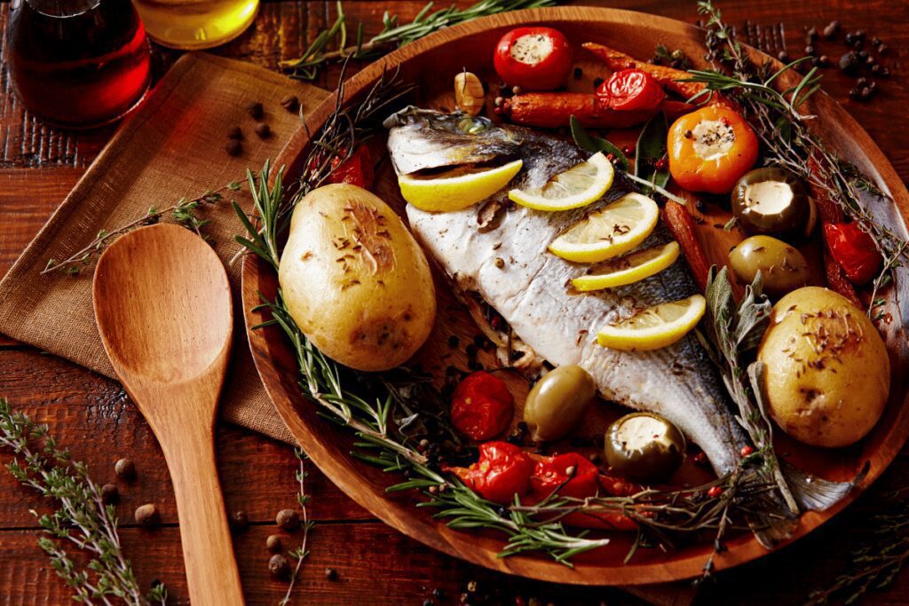 Surpreendentemente fácil de fazer esse peixe assado com tomate e pimentão! É deliciosa! Faça agora!