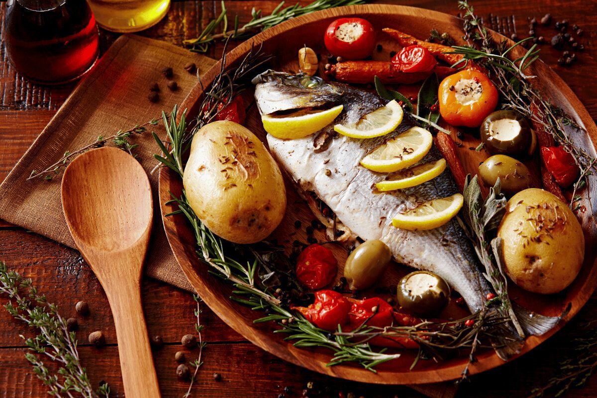 Como fazer peixe assado com tomate e pimentão!