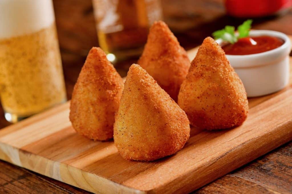 Você vai amar essa receita sem glúten de coxinha de mandioca! Saborosa e muito simples de fazer! Venha conferir!