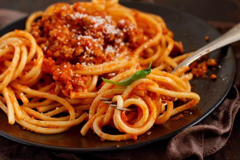 Venha conferir essa receita deliciosa de espaguete ao molho de berinjela e soja, simples e fácil de fazer! Você vai adorar!