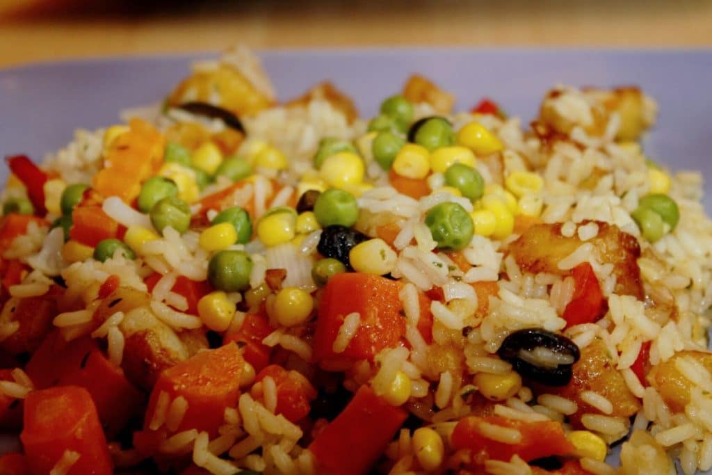 Que tal inovar e fazer um almoço bem gostoso hoje? Prepare hoje esse arroz integral com soja e legumes, você vai amar!