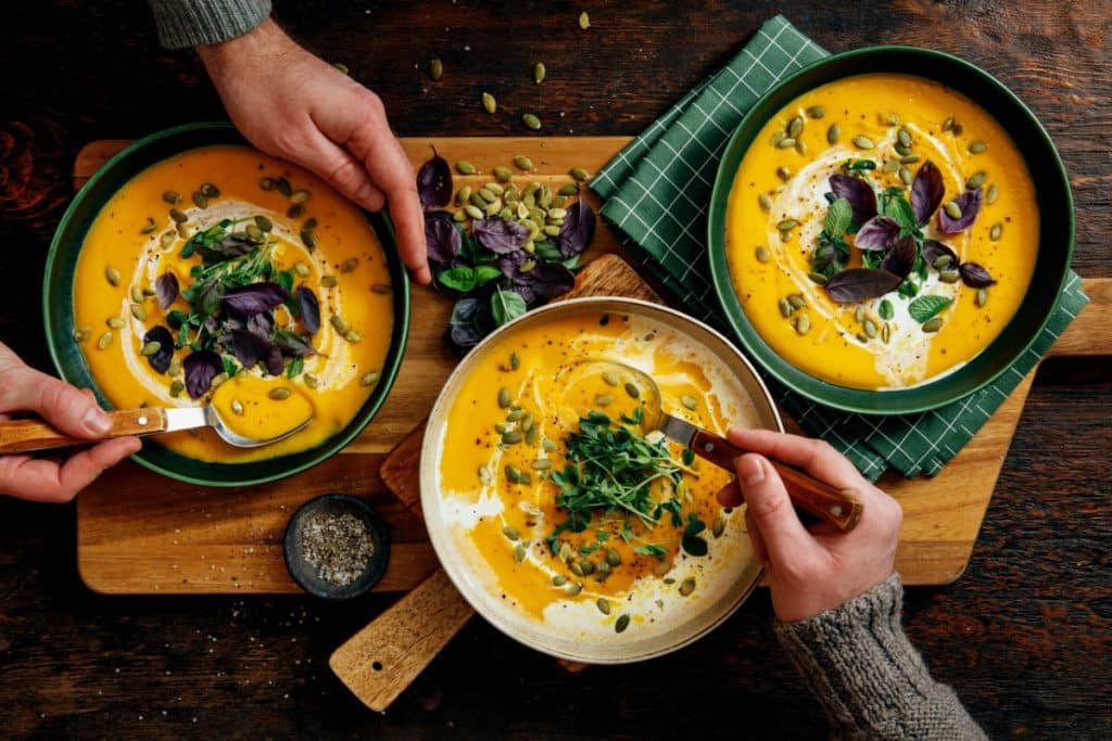 Prove essa saborosa sopa cremosa de abóbora, muito nutritiva e saborosa. Você e sua família vão adorar!