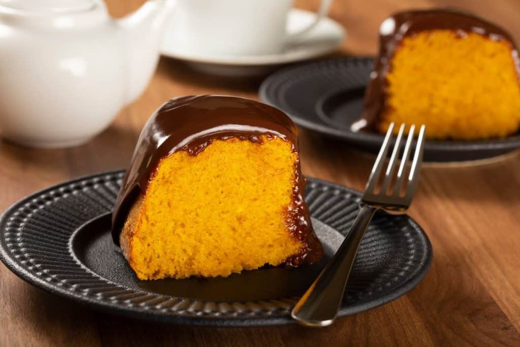 Nada melhor que um bolo de cenoura com café pra começar bem o dia! Vocês vão adorar!