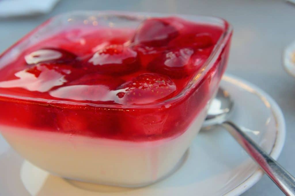 Veja como preparar essa gelatina vermelha, uma sobremesa rápida e deliciosa! Surpreenda-se!