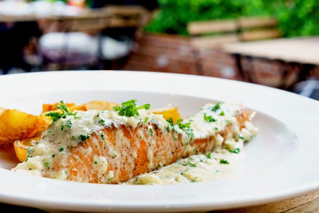 Essa receita de salmão mediterrâneo aposto que você nunca comeu! Veja o passo a passo!