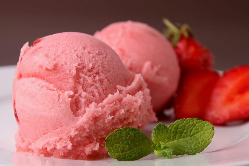 Venha conferir essa receita de sorvete de morango, simples e fácil de fazer! Você vai adorar!