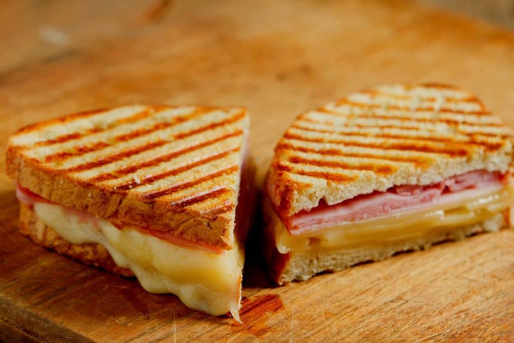 Prove esse incrível panini low carb, muito nutritivo e saboroso. Delicioso para hora do lanche! Você e sua família vão adorar!