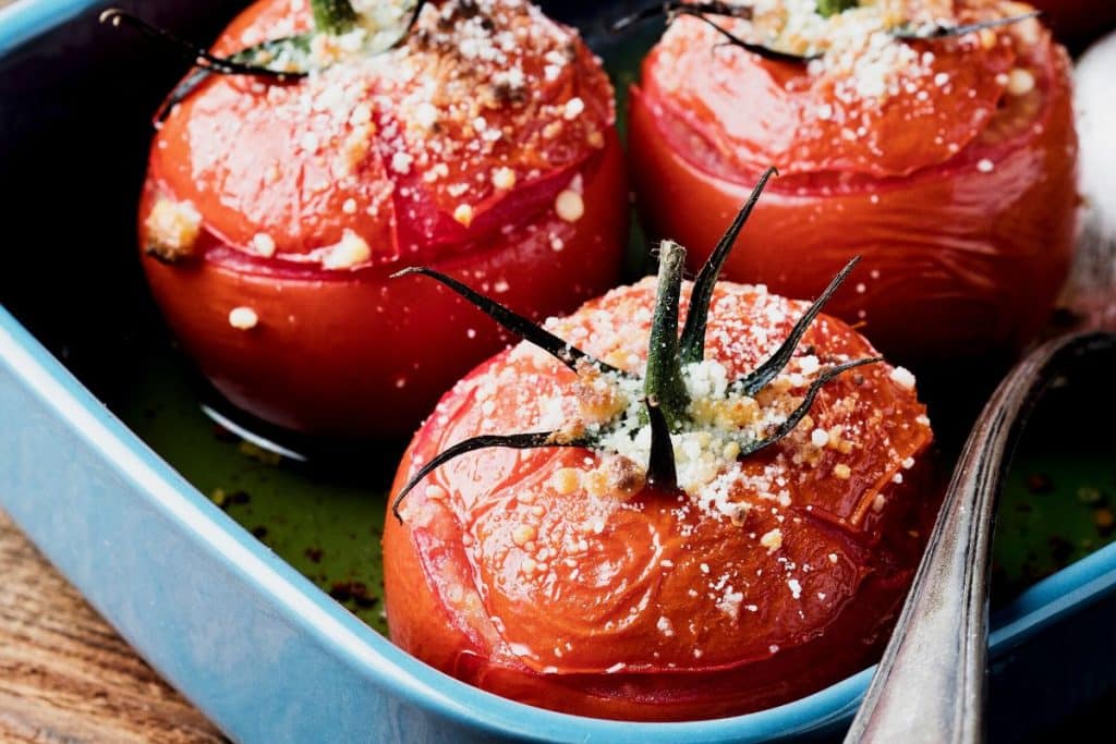 Veja como preparar incríveis tomates recheados, muito fáceis e simples de fazer! Você vai adorar!