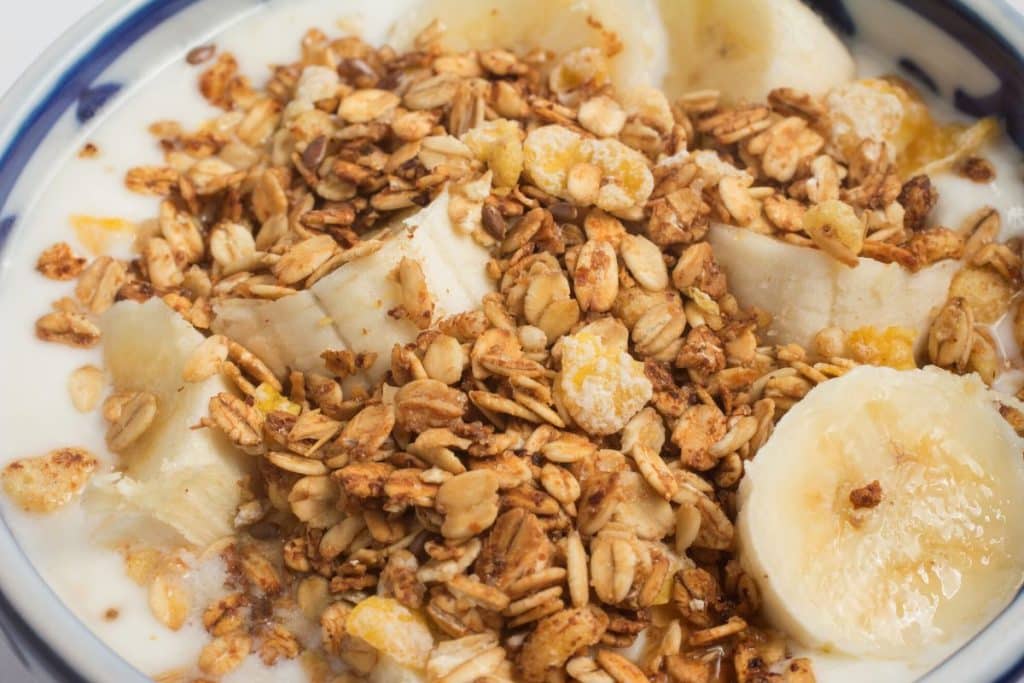 A melhor receita de granola caseira com banana, fácil e deliciosa! Veja como é simples fazer!