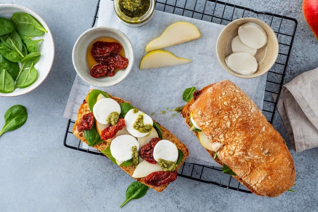 Bora fazer um sanduíche natural de pesto com tomate seco pro lanche de hoje?