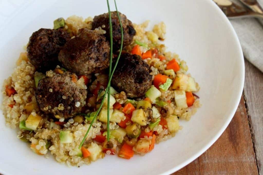 Veja como preparar essa deliciosa quinoa com vegetais e almôndegas caseiras! Muito simples e fácil de fazer!