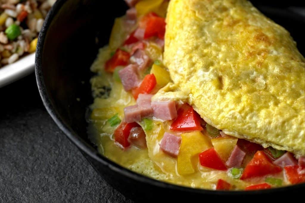 Veja como é fácil preparar esse omelete de forno com queijo e tomate! É delicioso! Surpreenda-se!