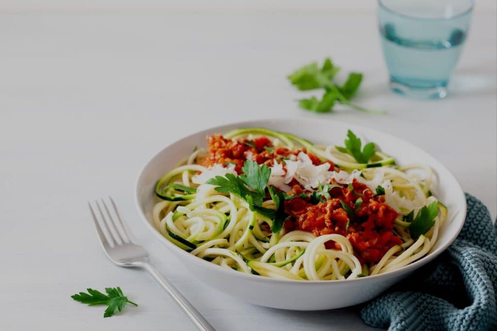 Venha conferir o passo a passo dessa receita de macarrão com abobrinha simples! Uma delícia!